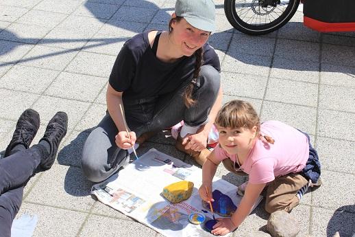 13. Freiwilligentag Greenpeace Eberswalde Eine FRau und ein Kind malen auf dem Pflaster