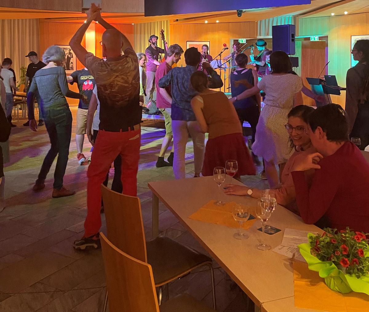 Party nach getaner Arbeit Menschen, die tanzen