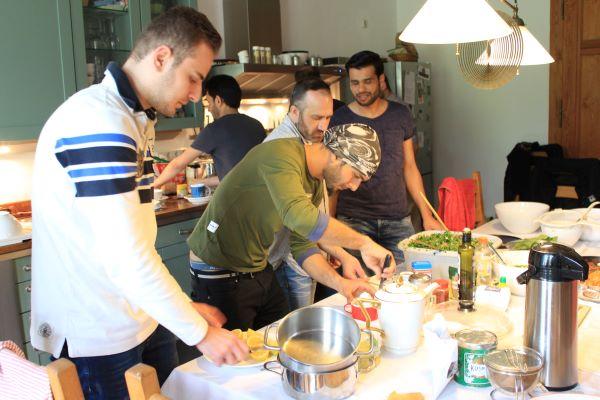 Kochen junge arabische Männer kochen zusammen